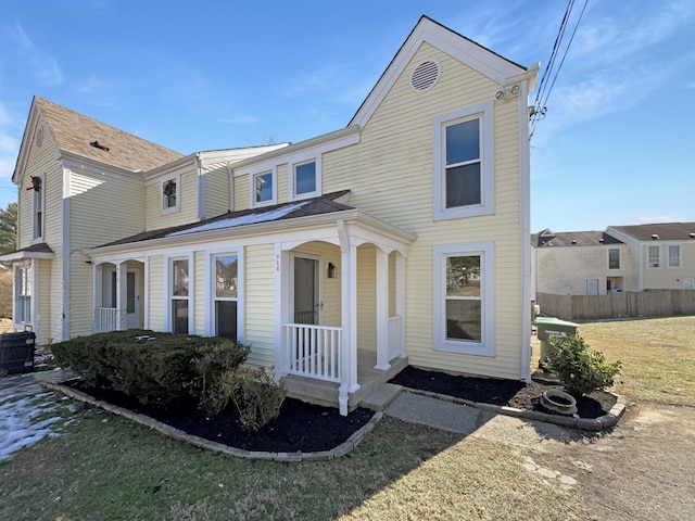 view of front of property featuring a front yard