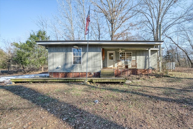 view of front of house with ceiling fan and a porch