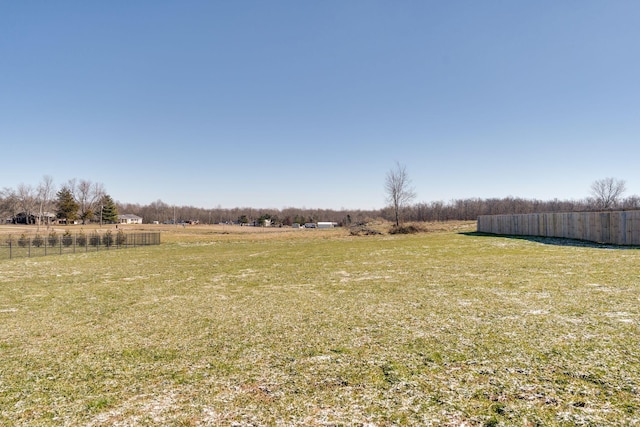 view of yard featuring a rural view