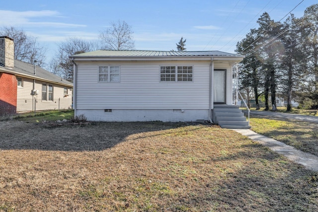 view of front facade featuring a front lawn