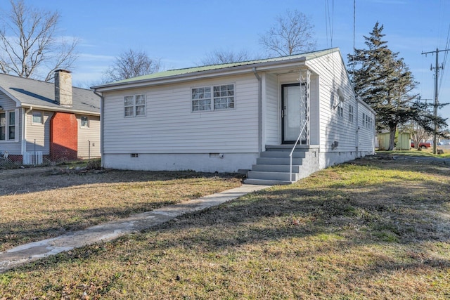 view of front of property featuring a front yard