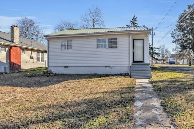 view of front of house featuring a front lawn