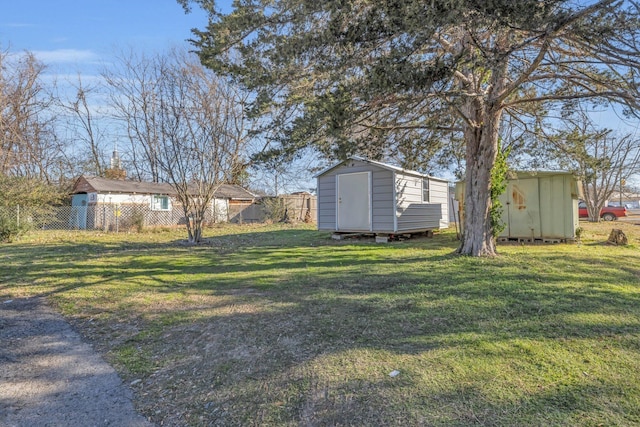 view of yard featuring a shed