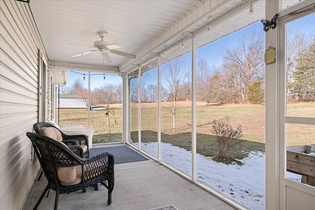 sunroom with ceiling fan