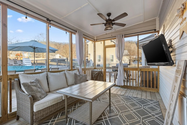 sunroom with ceiling fan