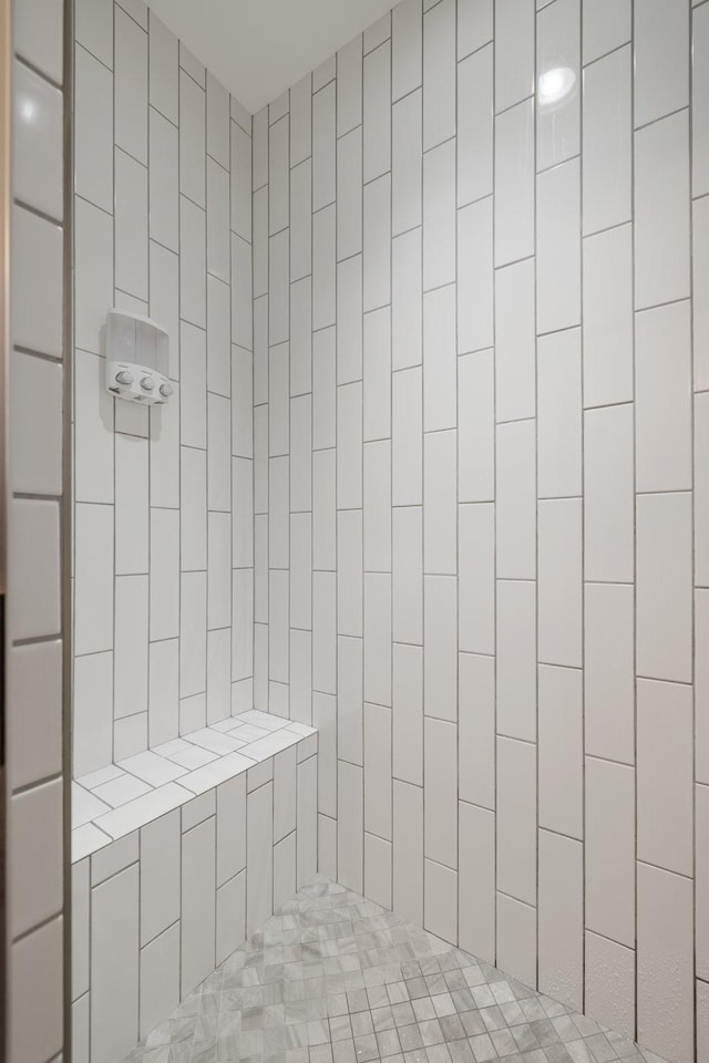 bathroom featuring tiled shower