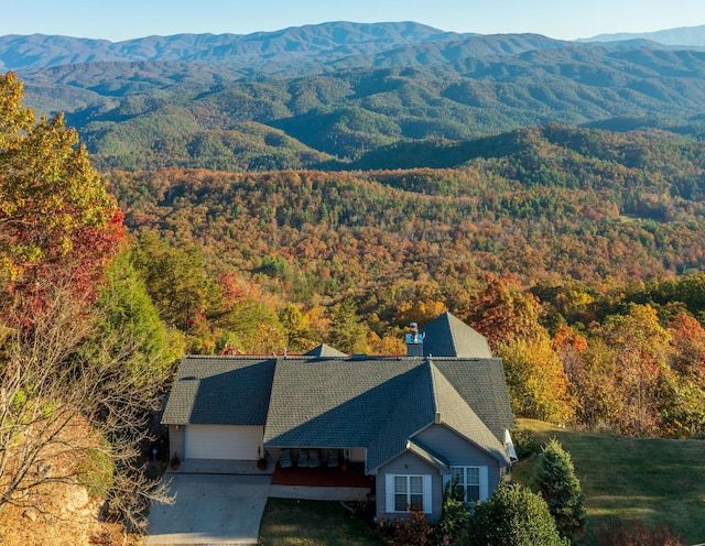 drone / aerial view featuring a mountain view