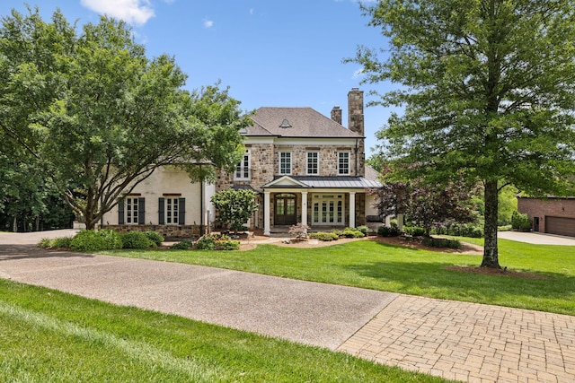 view of front facade featuring a garage and a front lawn