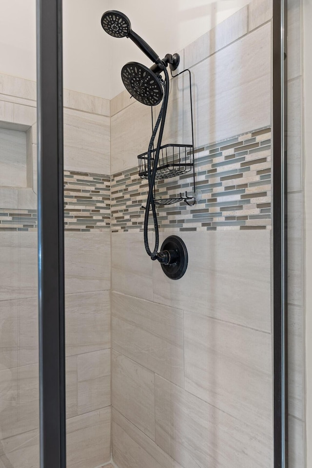 bathroom featuring tiled shower