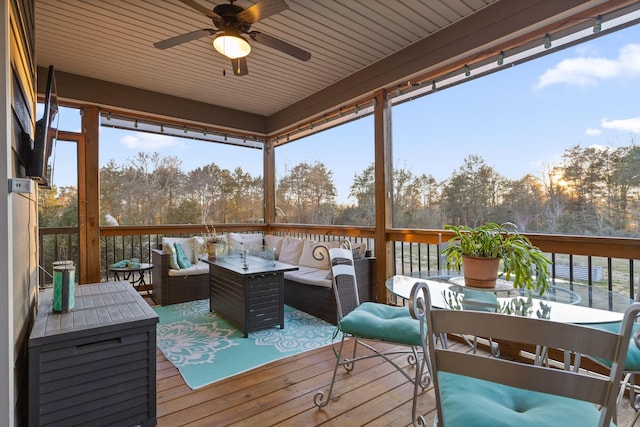 sunroom with ceiling fan