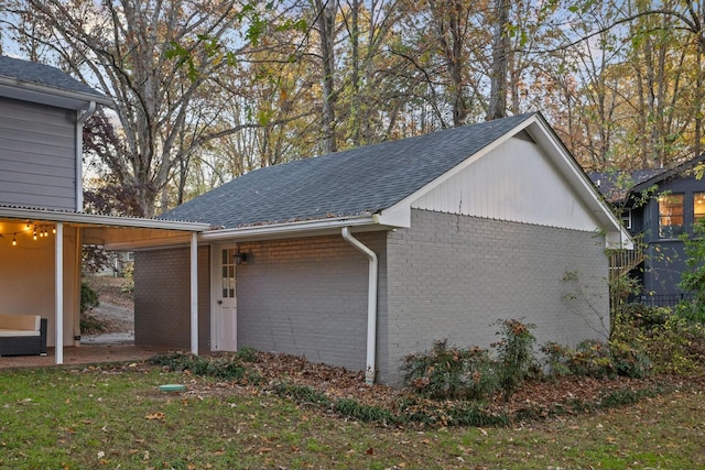 view of side of property featuring a lawn