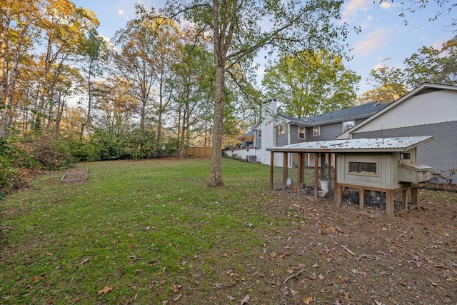 view of yard with an outdoor structure