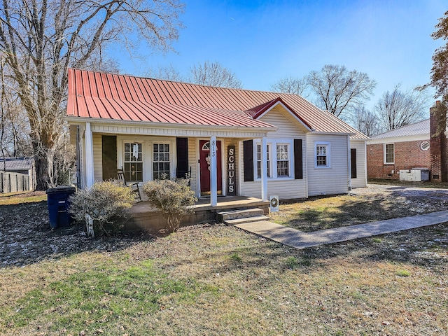 view of front of home featuring a porch and a front yard