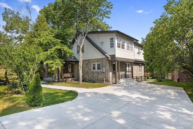 view of front facade featuring a front yard