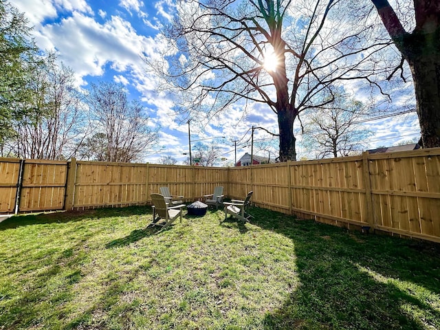 view of yard featuring an outdoor fire pit