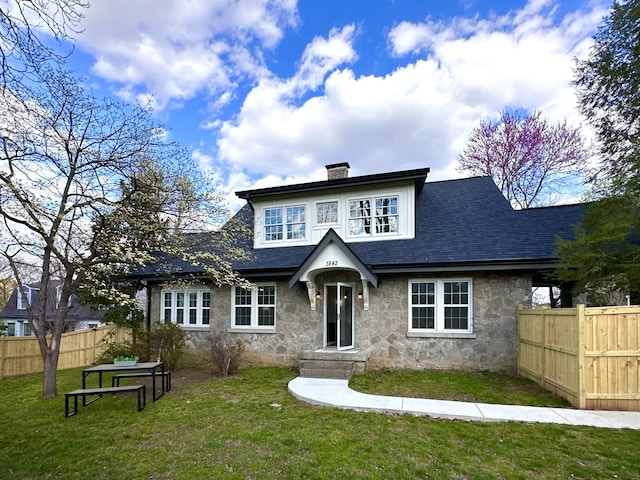 view of front of property with a front yard