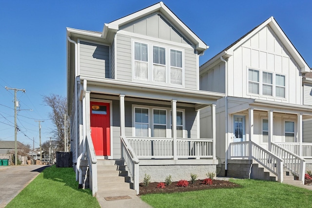 view of front facade featuring a front yard and a porch