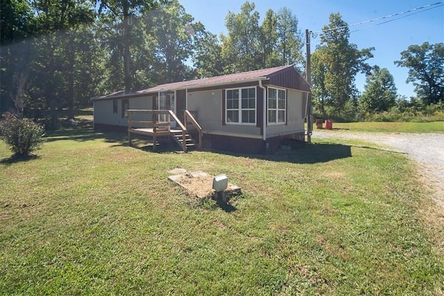 manufactured / mobile home with a front yard