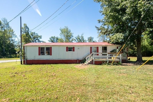 manufactured / mobile home with a front yard