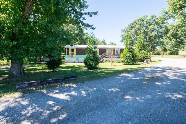 view of front of property featuring a front lawn