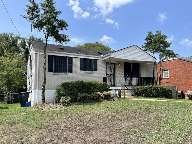 view of front facade featuring a porch and a front yard