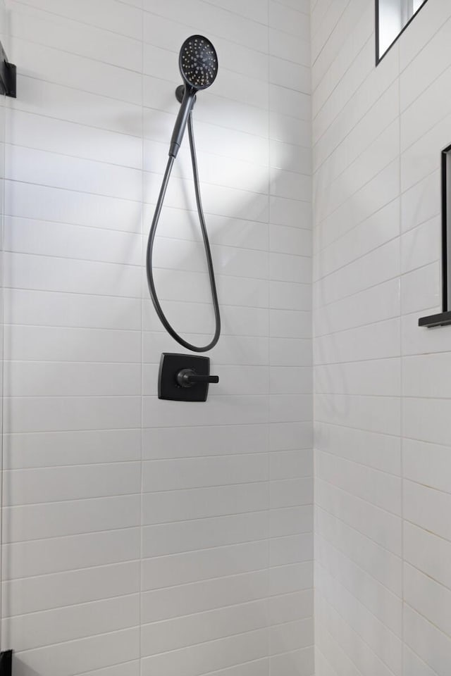 details with a tile shower