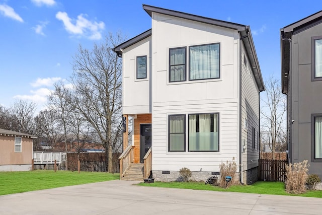 view of front of home with a front yard