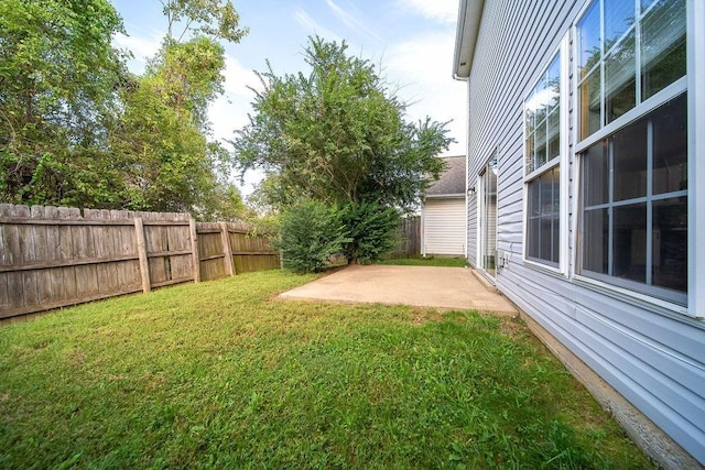 view of yard featuring a patio area