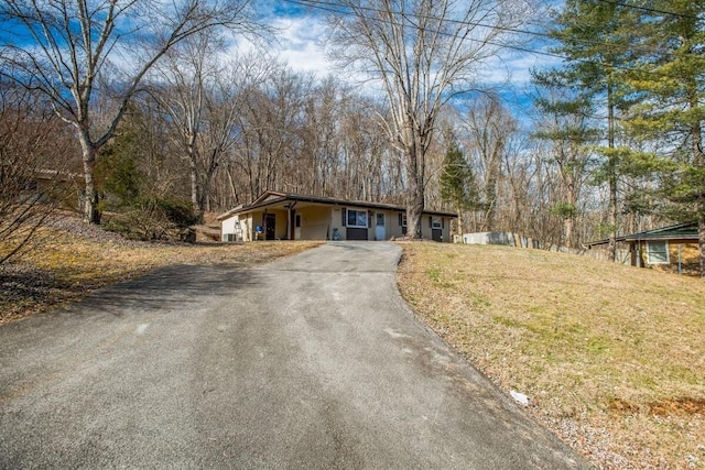 view of front of property featuring a front lawn and a carport