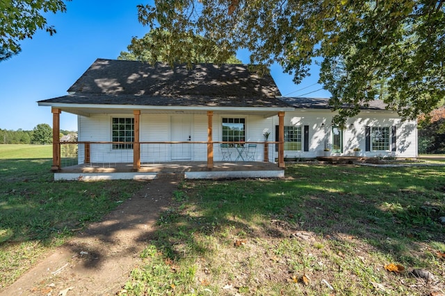 view of front of property featuring covered porch and a front yard