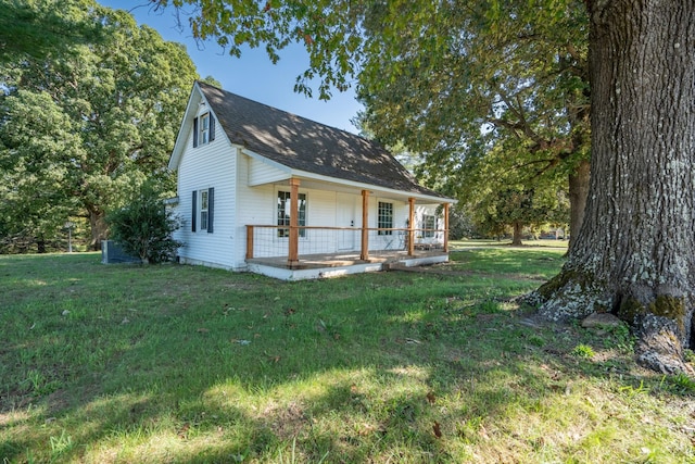 view of front of property featuring a porch and a front lawn