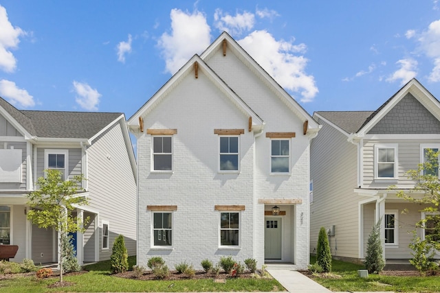 view of front of property featuring a front lawn