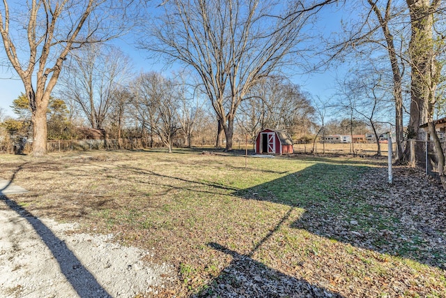 view of yard with a storage unit