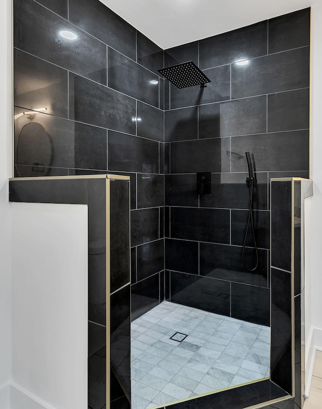 bathroom featuring tiled shower