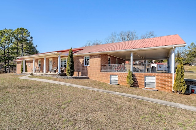 view of front of property featuring covered porch and a front lawn