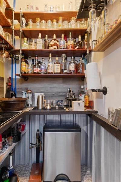 bar featuring backsplash