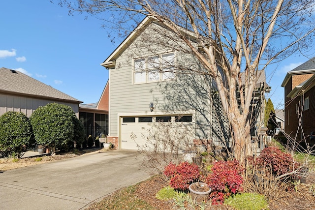 view of front property featuring a garage