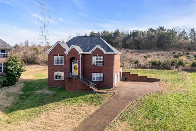 view of front of property featuring a front lawn