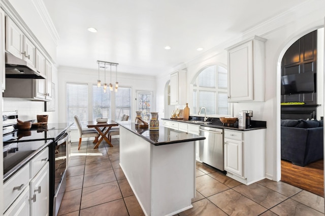 kitchen featuring hanging light fixtures, sink, white cabinets, a kitchen island, and stainless steel appliances