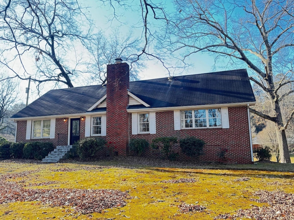 ranch-style home with a front yard