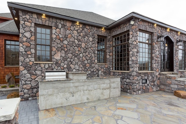 view of patio with an outdoor kitchen