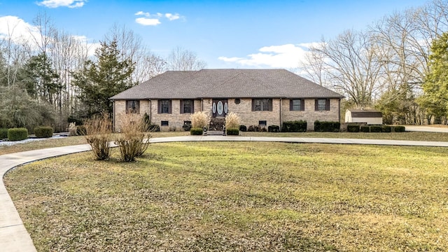 view of front of house featuring a front lawn