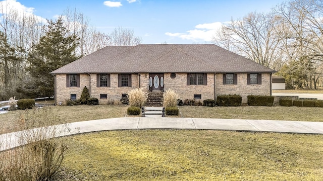 view of front of home featuring a front lawn