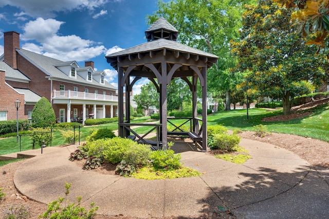 view of property's community featuring a yard