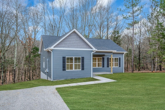 view of front of property featuring a front yard