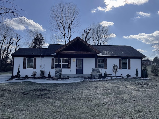 single story home with a front yard