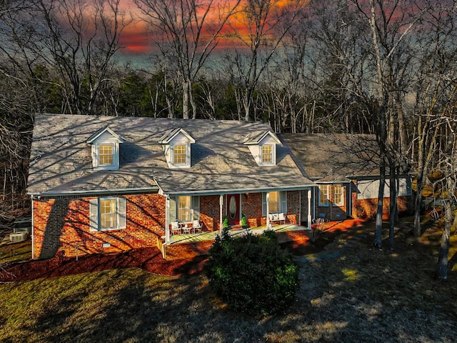 view of front of property with a lawn