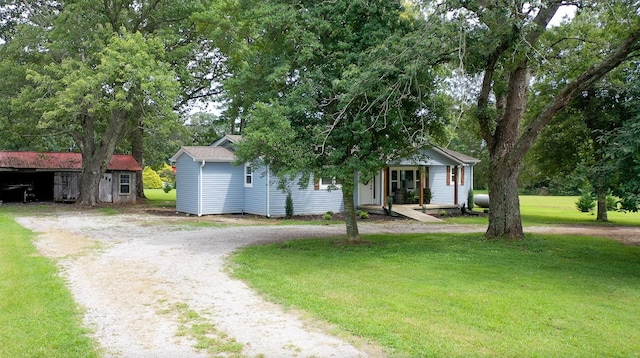 view of front facade featuring a front lawn