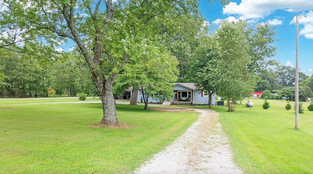 view of front of property featuring a front lawn