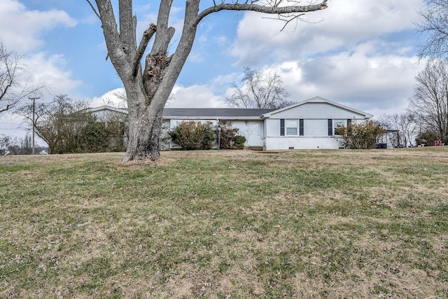 view of front of home featuring a front yard